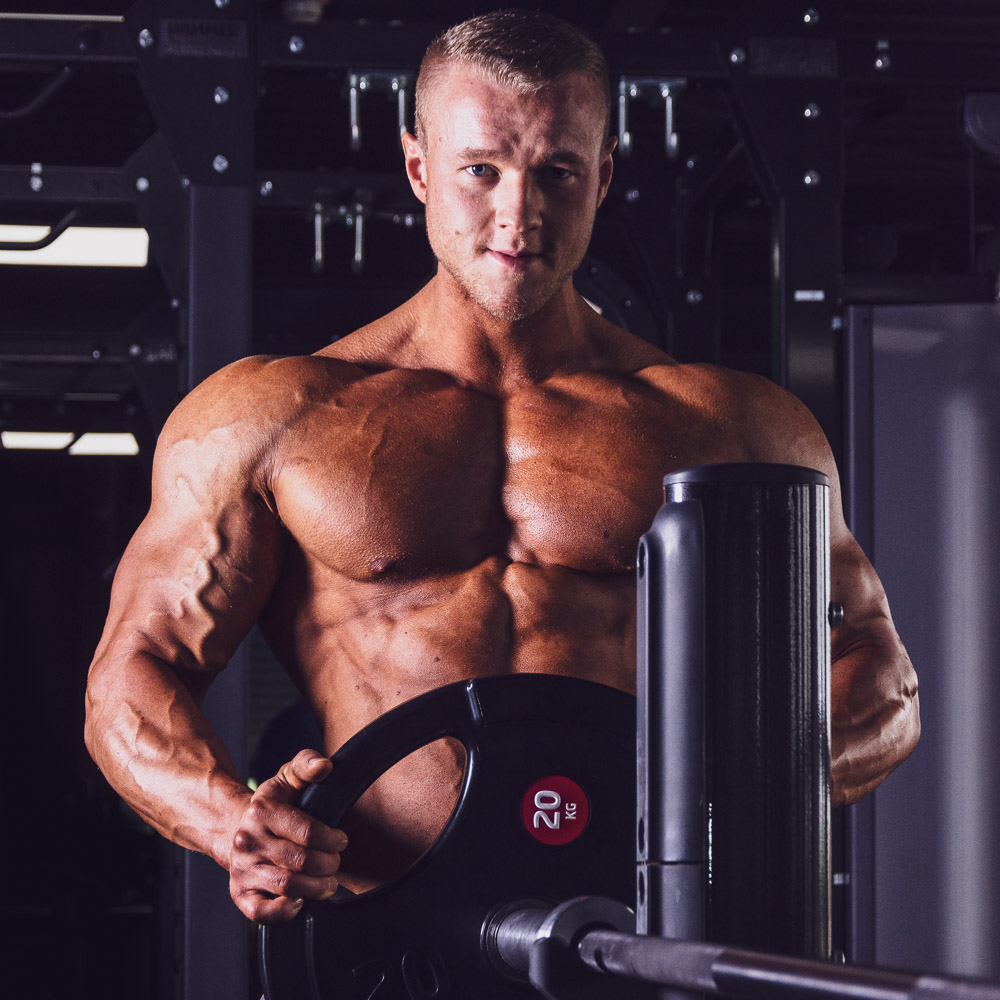 Studio-Sportportrait eines American Footballers der mit Ball auf die Kamera zu läuft